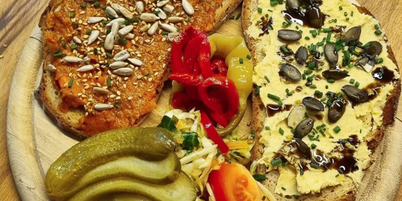 Svačina z dřevěného prkénka